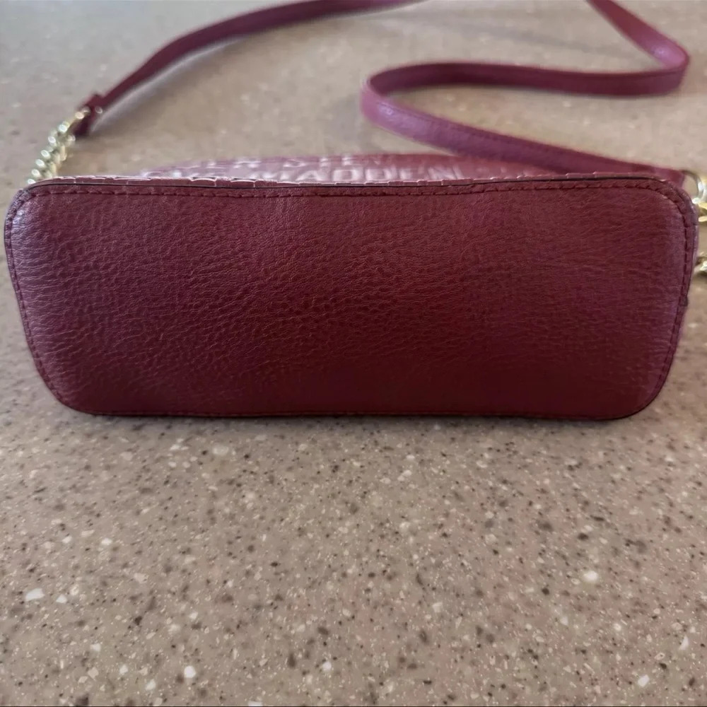 Steve Madden Logo Embossed Black/Gold Chain Dome Crossbody Purse - Picture 2 of 6